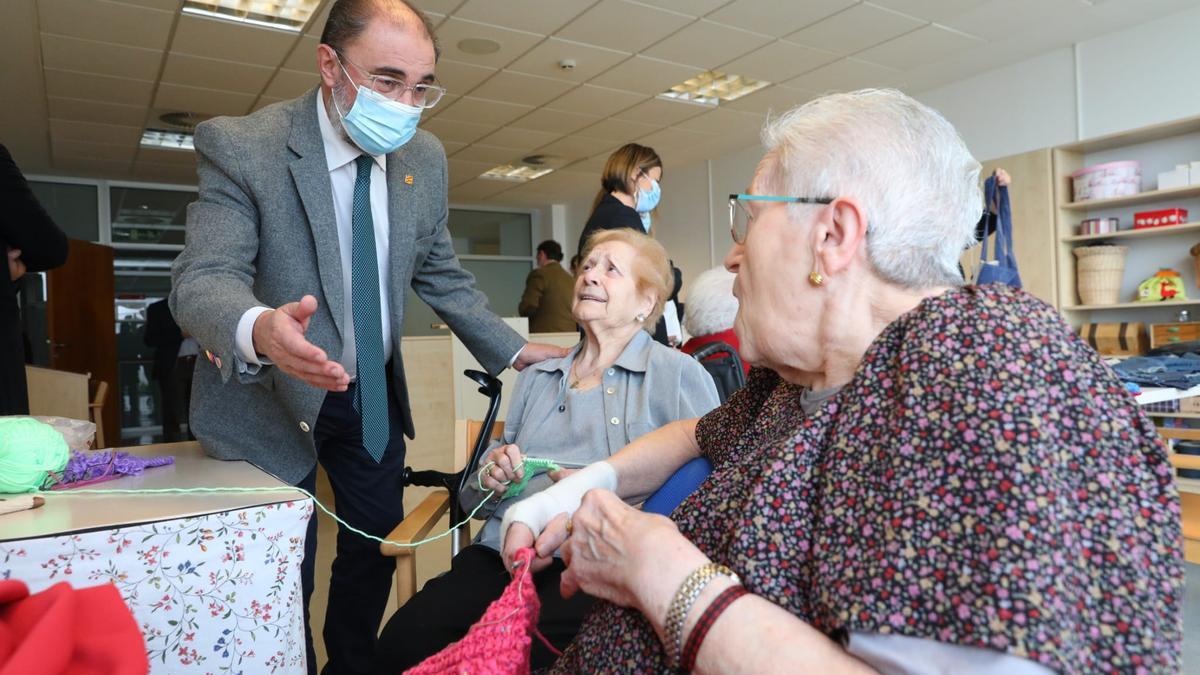 Javier Lambán, durante su visita a la residencia Elías Martínez, esta mañana.