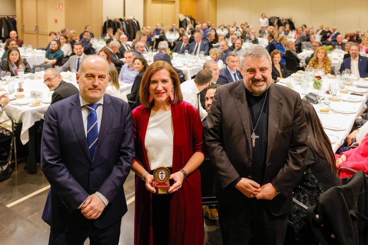 Sara Fernández posa con la medalla recibida