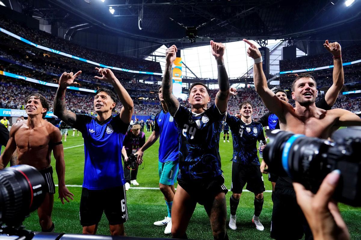 Giuliano, Julian Alvarez, Lo Celso, Lisandro y Enzo celebran la victoria de Argentina en las semifinales.