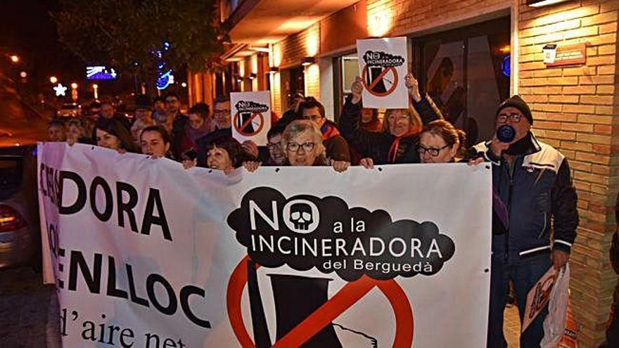 Concentració de protestaa contra la incineradora de Cercs davant del consistori aquest mes