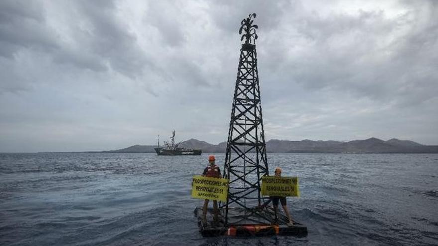 Activistas de Greenpeace simulan un vertido de crudo frente a Lanzarote