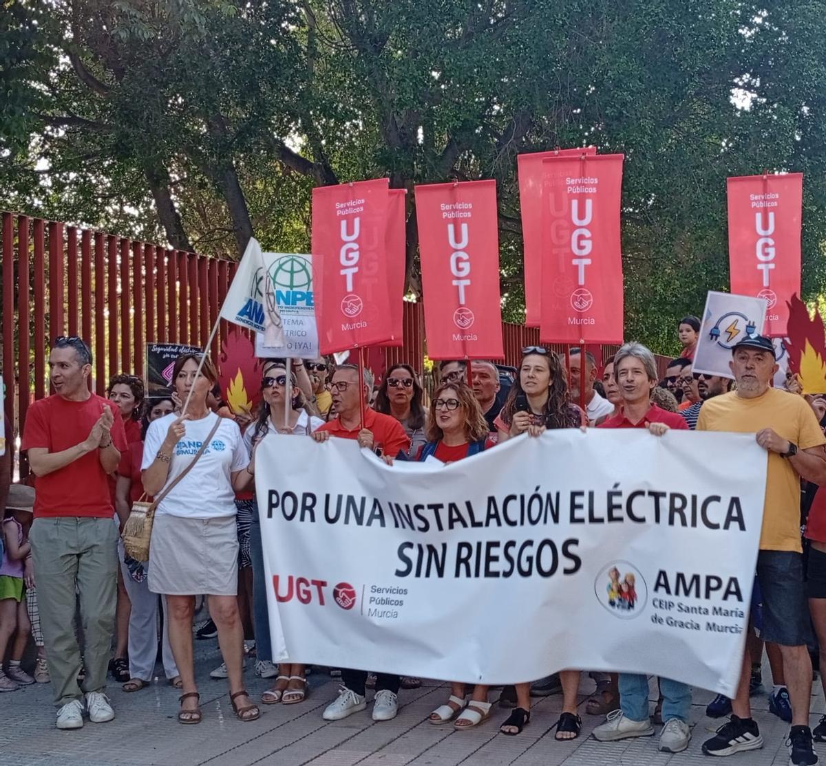 Protesta este martes en el CEIP Santa María de Gracia.