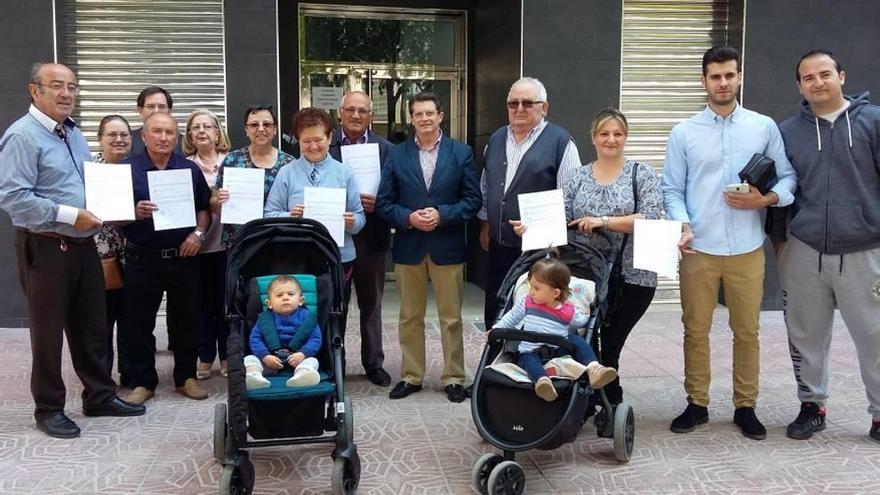 El alcalde junto a los vecinos que recibían ayer sus licencias.