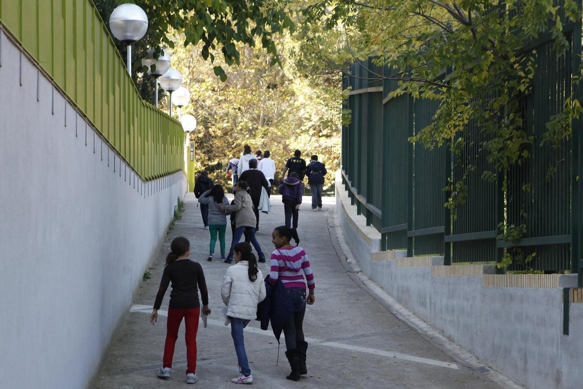 Acceso a la escuela Mestre Morera, una de las cuatro que pasará a ser instituto-escuela el próximo septiembre.