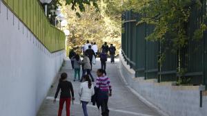 Acceso a la escuela Mestre Morera, una de las cuatro que pasará a ser instituto-escuela el próximo septiembre.