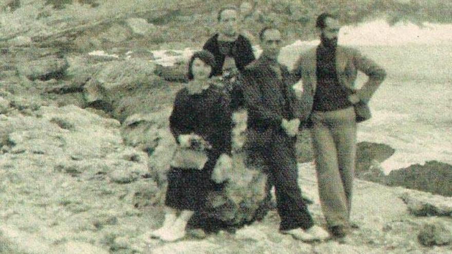 Els matrimonis Esteban Vicente i Martin Baer, l´hivern de 1935 durant una excursió a Portinatx. (Biblioteca del MuseU d´Art Contemporani Esteban Vicente)