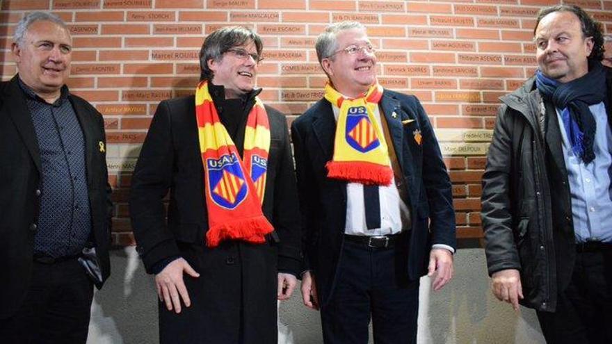 L&#039;expresident de la Generalitat Carles Puigdemont, davant del Mur de la Legendària del club de rugbi USAP, a Perpinyà, el 28 de febrer del 2020.