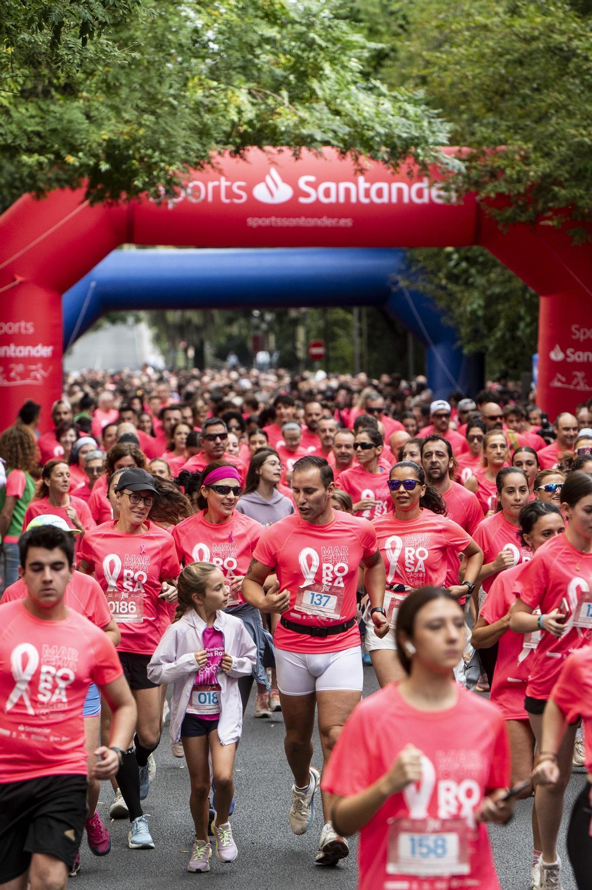 Así ha sido la marcha rosa de Cáceres en imágenes: la ciudad se vuelca con el cáncer de mama Así ha sido la marcha rosa de Cáceres en imágenes: la ciudad se vuelca con el cáncer de mama
