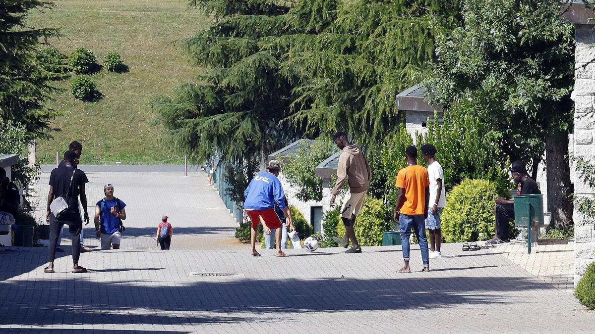Un grupo de jóvenes migrantes juegando al fútbol en la capital gallega