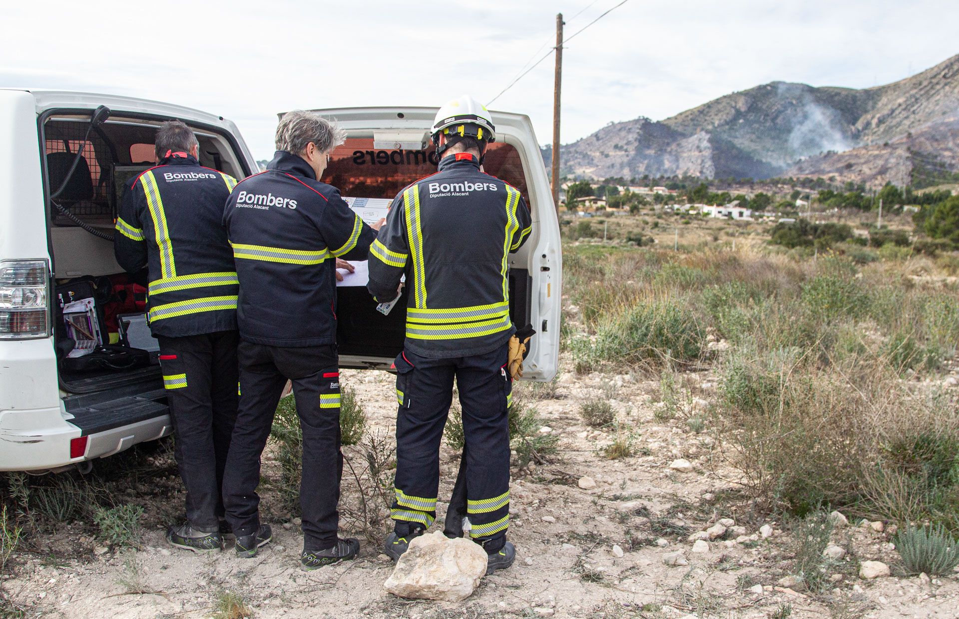 Decenas de vecinos desalojados por el incendio de Aigües