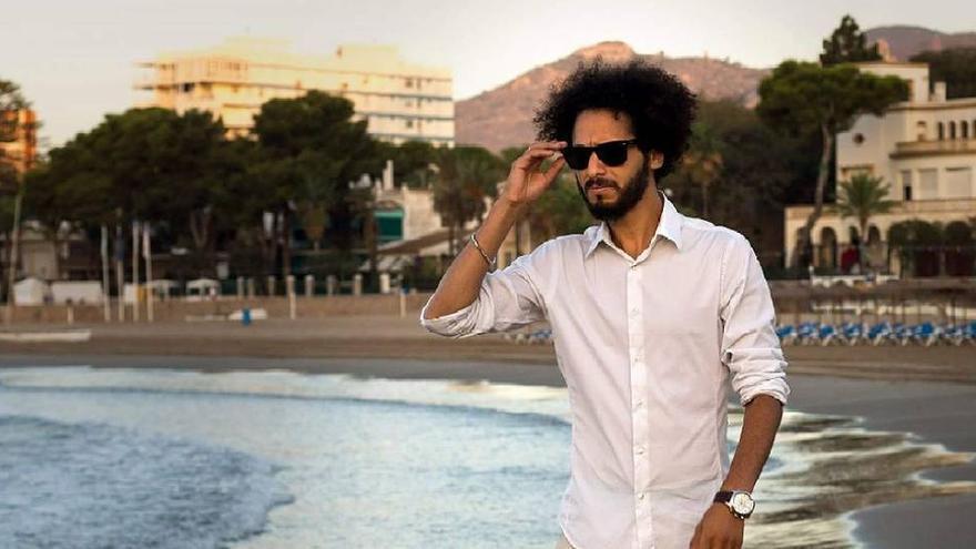 El popular actor, paseando por la playa del Voramar de Benicàssim. De nacionalidad marroquí, estaba muy integrado a la provincia de Castellón, en la que residía desde hace 15 años.