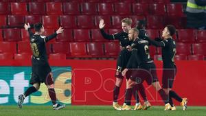 Los jugadores del FC Barcelona celebran su gol durante el partido de cuartos de final de la Copa del Rey entre el Granada y el FC Barcelona disputado en el Nuevo los Cármenes.