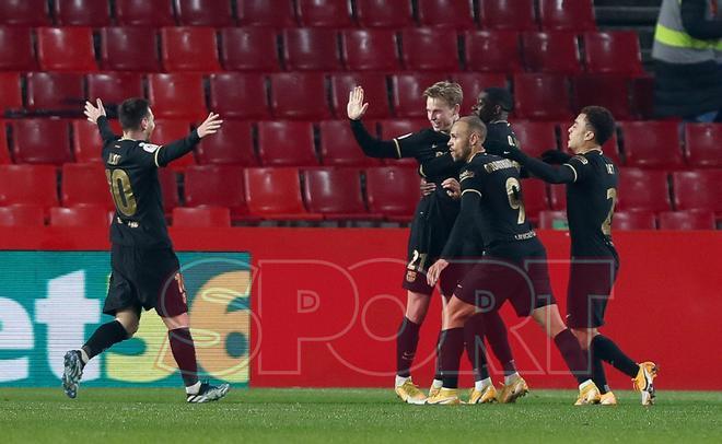 Los jugadores del FC Barcelona celebran su gol durante el partido de cuartos de final de la Copa del Rey entre el Granada y el FC Barcelona disputado en el Nuevo los Cármenes.