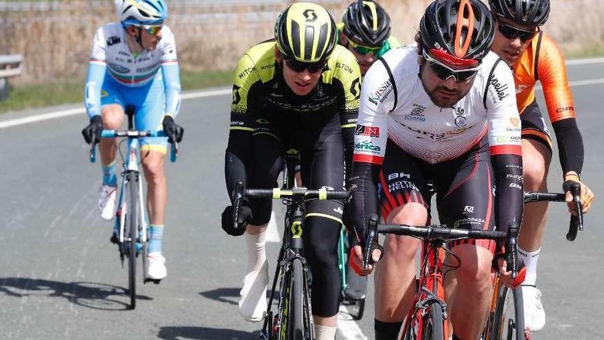 Dani López, con el maillot blanco y negro del Burgos, en primer plano.