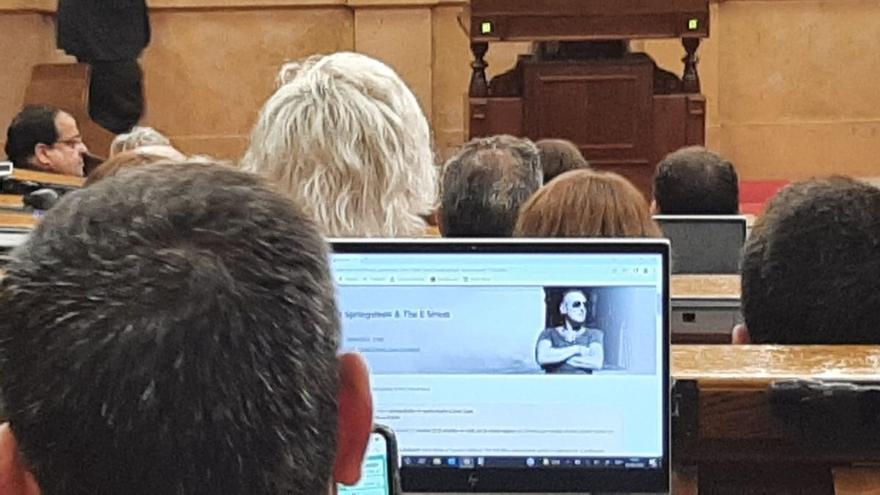 Enxampen un diputat de Vox comprant entrades per a Bruce Springsteen durant el ple del Parlament