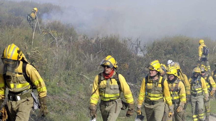 Brigadistas en un incendio forestal en Bidueiros, el pasado mes de mayo. // Bernabé/Javier Lalín