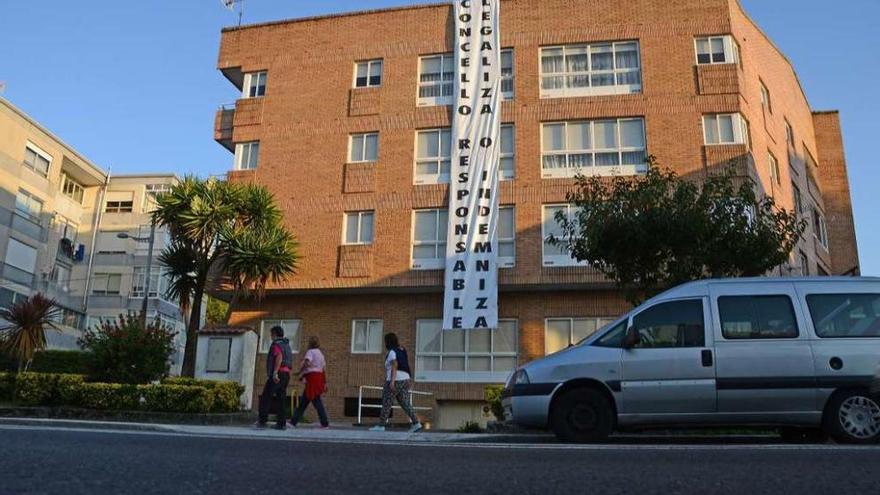 Una imagen del edificio con la pancarta que colocaron en su día los vecinos. // Gonzalo Núñez