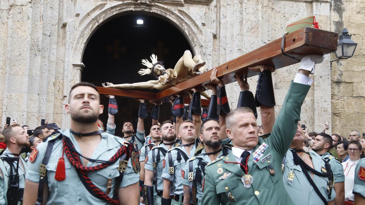 Legionarios portan al Cristo de la Caridad.