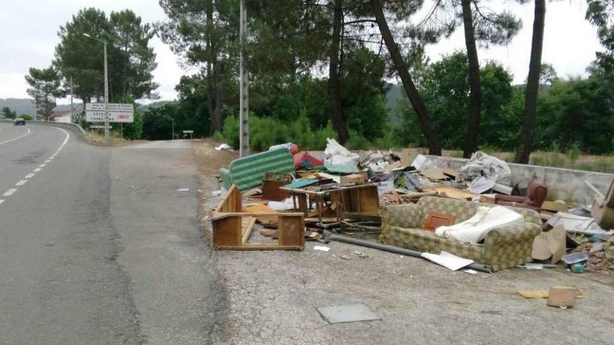 Abandono de enseres, junto al cartel que lo prohíbe. // FdV