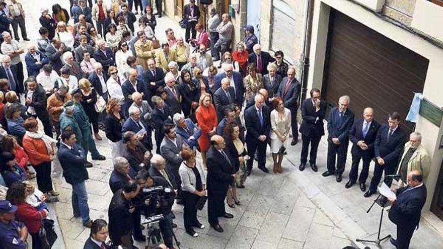 Acto de descubrimiento de la placa conmemorativa del centenario en la casa donde nació el poeta, en Celanova.  // Brais Lorenzo