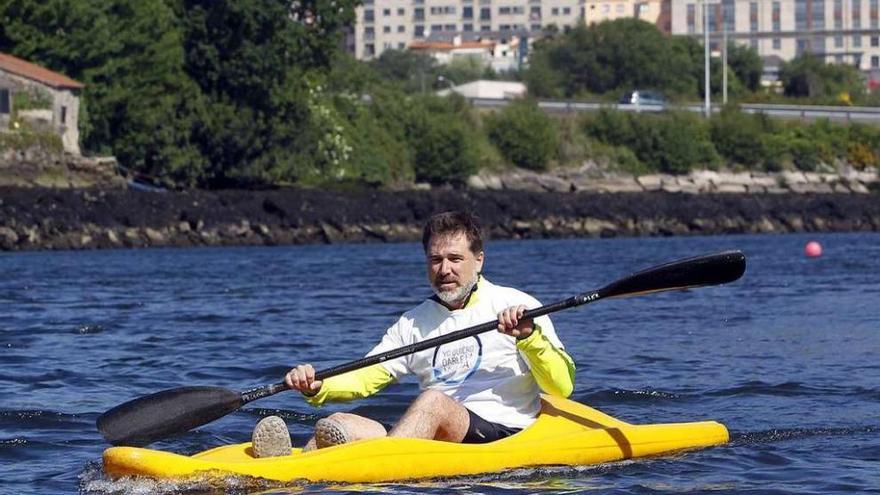 Jacobo Moreira en piragua, ayer, en el río Lérez. // Rafa Vázquez