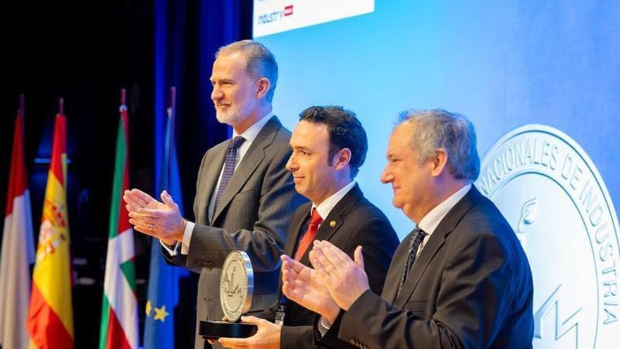 El Rey entrega a Alhambra Guitarras el premio nacional "Bien hecho en España"