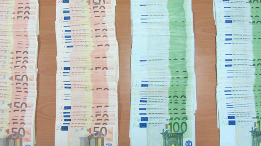 Comissen 66.800 euros a dos homes que sortien d&#039;Espanya sense declarar els diners