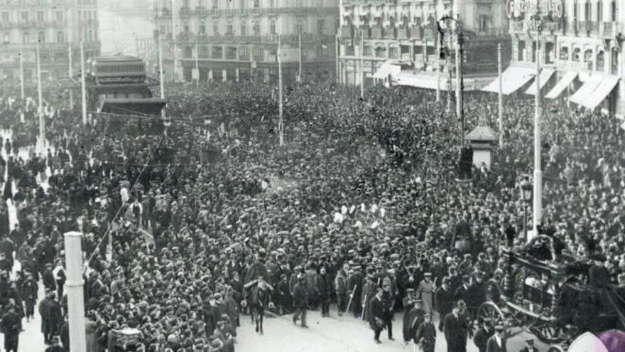Miles de personas acompañan los restos fúnebres del escritor Benito Pérez Galdós el día 5 de enero de 1920 a su paso por la Puerta del Sol de Madrid.