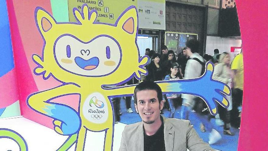 Albert Garriga amb una de les mascotes de Rio 2016