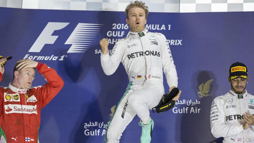 Rosberg, en el podio de Bahrein junto a Raikkonen y Hamilton.