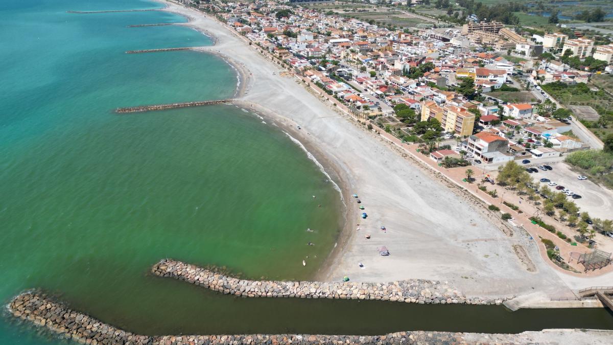 Almenara cuenta con una excepcional playa, donde los usuarios disfrutan de lo lindo en cualquier zona que elijan para tomar el sol y el baño.