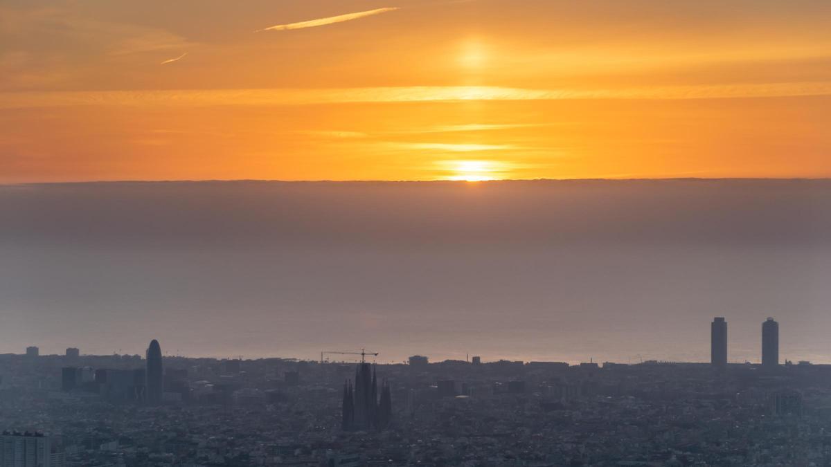 Pilar de Sol, justo en el momento de la salida del astro, en Barcelona, el 31 de enero del 2024