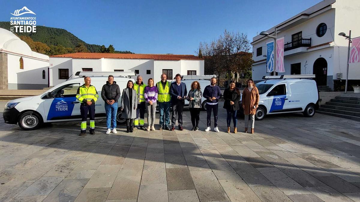 The mayor presented the three new municipal vehicles for the Works and Services area The mayor presented the three new municipal vehicles for the Works and Services area