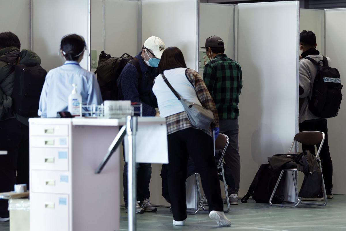 Controles y test de covid para pasajeros procedentes de China en el aeropuerto de Narita, en Japón.