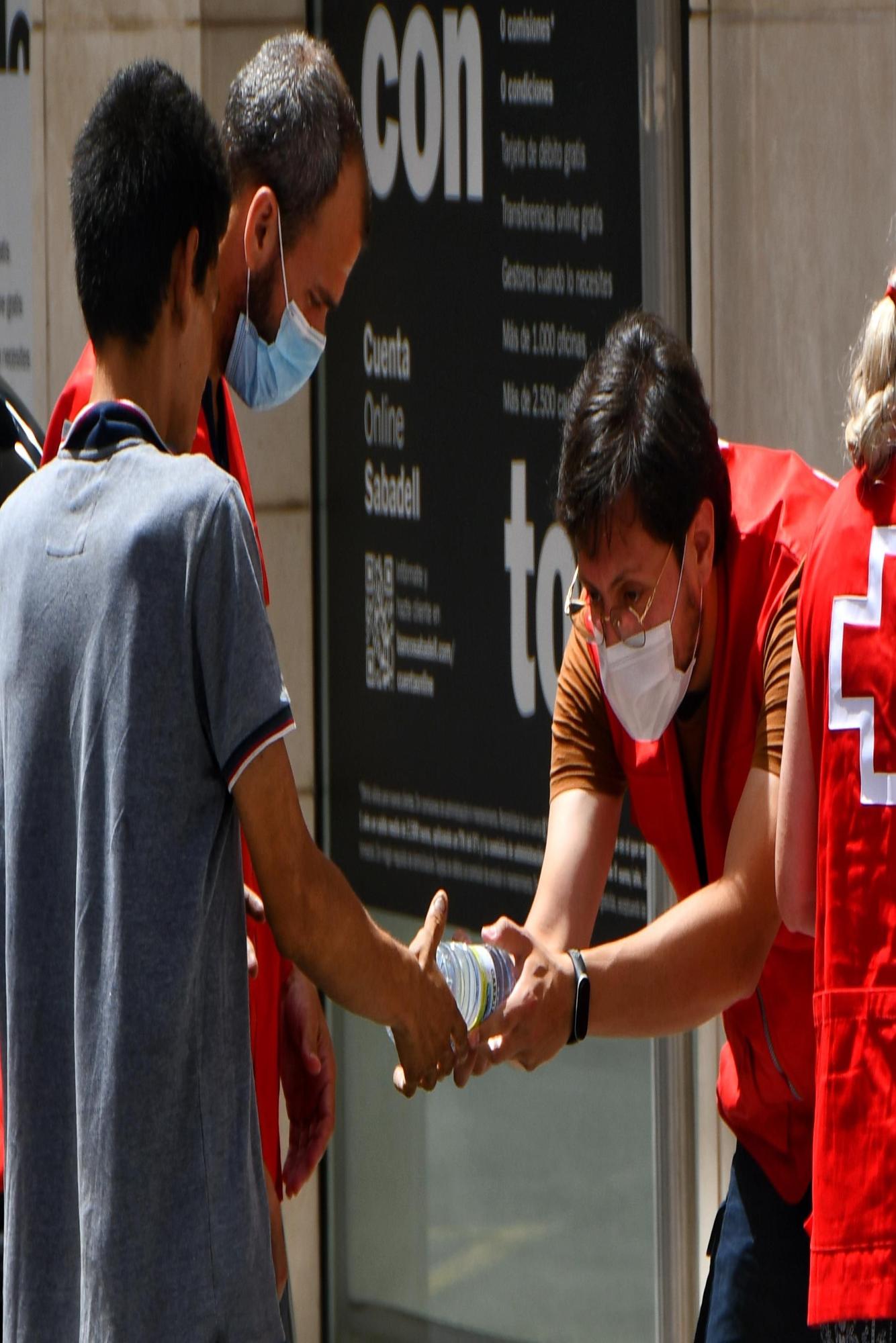Voluntarios de Cruz Roja Elda en una de sus atenciones de esta tarde por la ola de calor.