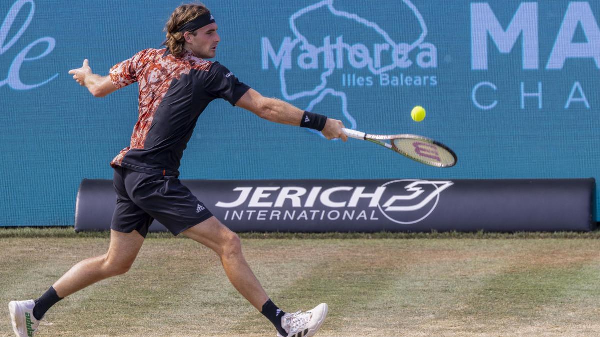 Tsitsipas devuelve una pelota en su partido ante Hanfmann