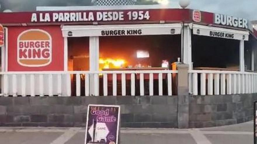 Blaze Engulfs Fast Food Joint in the Canary Islands