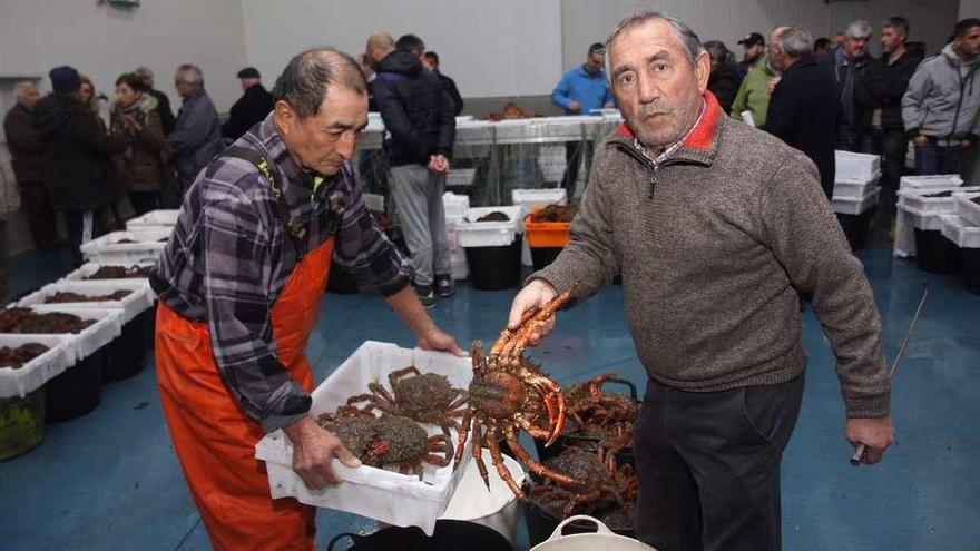 Subasta de centollo en la lonja grovense. // Muñiz