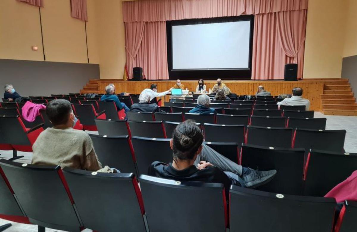 Asamblea vecinal en El Sabinar. | SERVICIO ESPECIAL