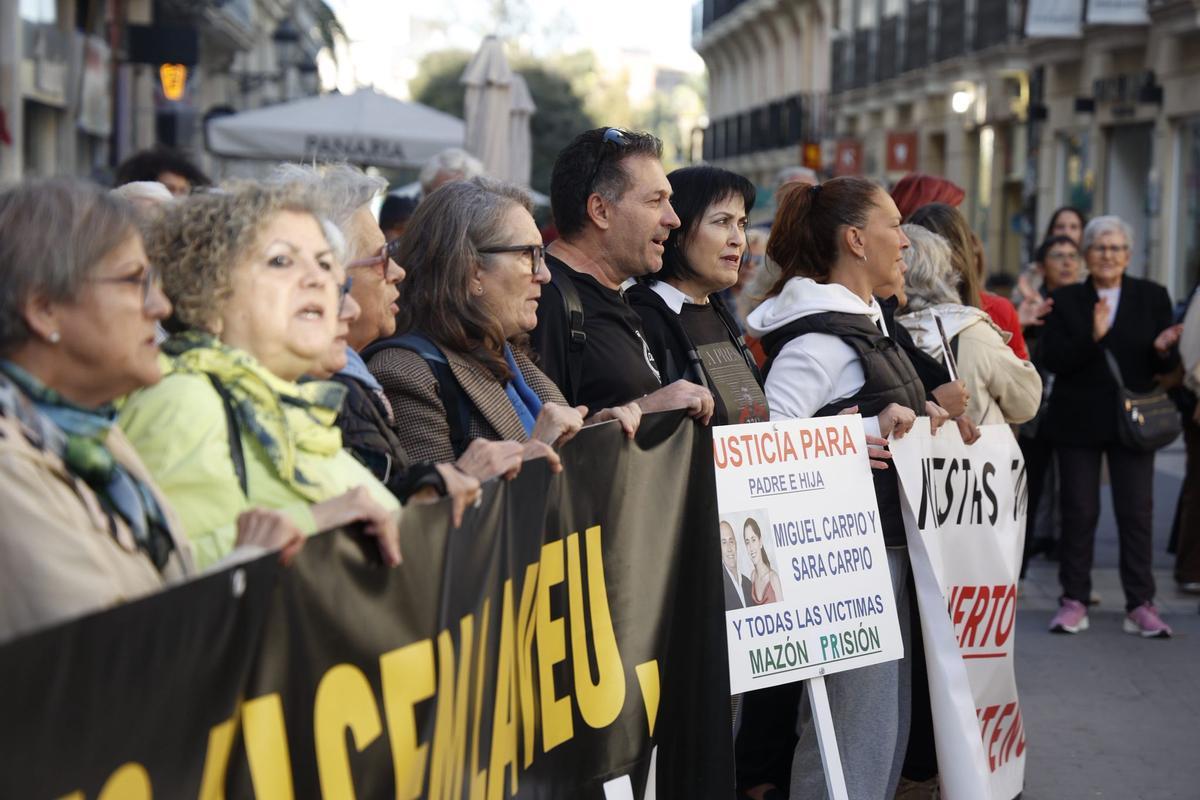 Protesta de las asociaciones de víctimas, durante la comparecencia de Mazón.