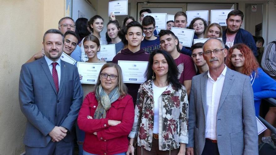 La concejala Irene Ruiz junto a profesores y alumnos del IES Elcano.