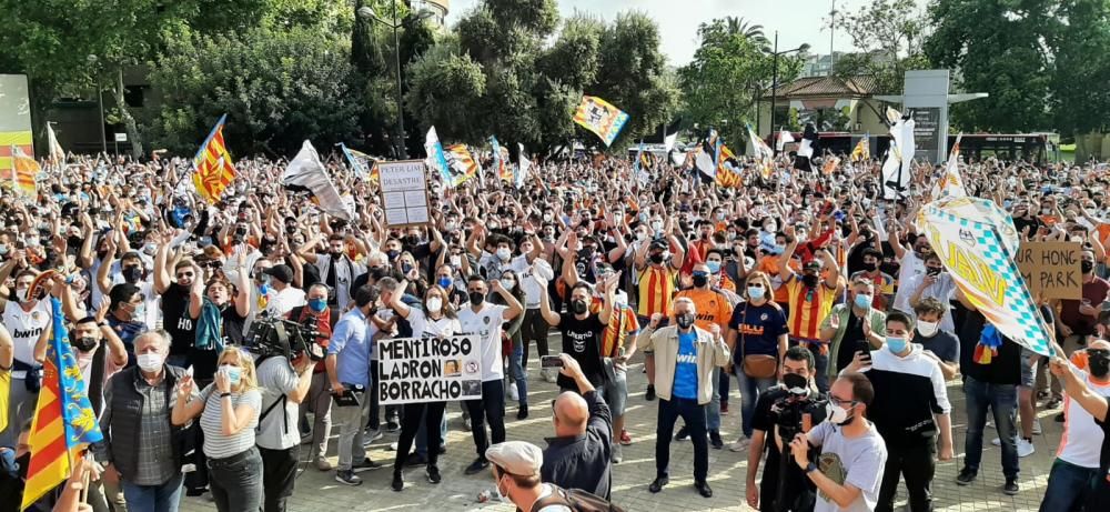 Manifestación de la Afición del Valencia contra Peter Lim