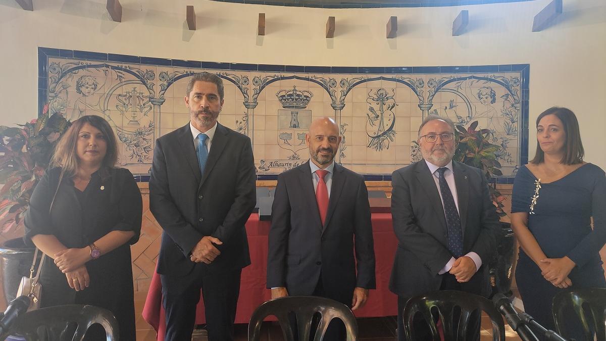 El subdelegado del Gobierno, acompañado del alcalde de Alhaurín y de los directores de los centro penitenciarios de la provincia.