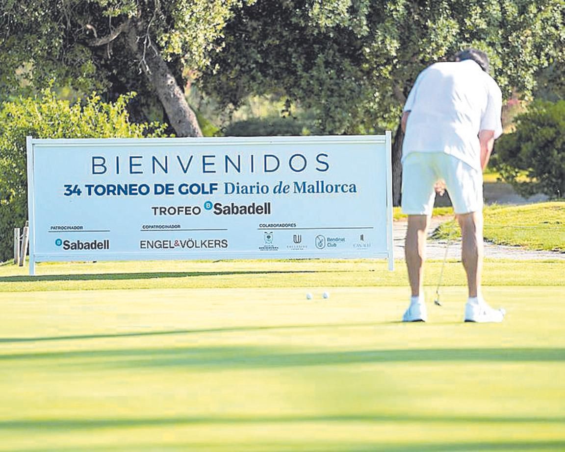 Uno de los participantes practica el ‘putt’ en el ‘putting green’.