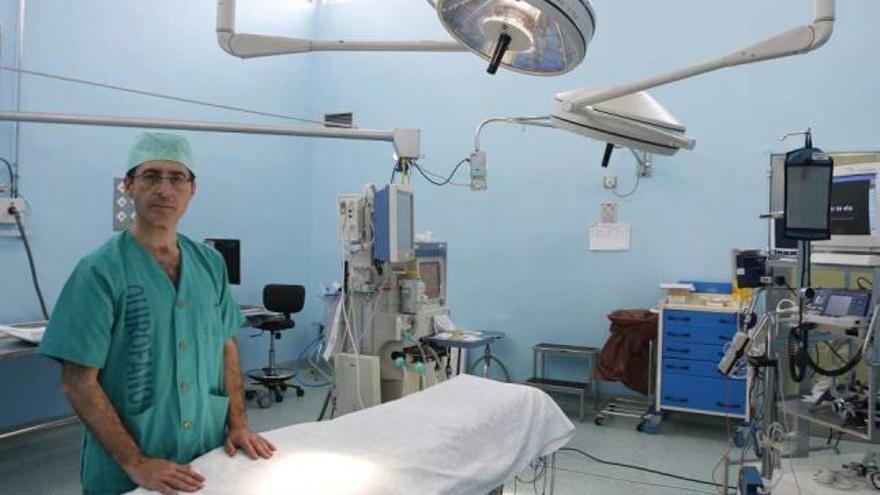 El doctor Gil Jaurena en la zona de quirófanos del Hospital Materno Infantil.