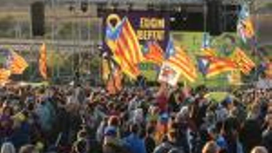 Centenars de persones commemoren a Lledoners l&#039;any d&#039;entrada a presó dels exconsellers.