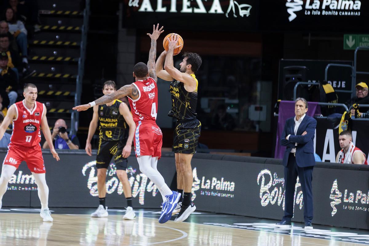 Fitipaldo lanza a canasta en el duelo contra el Breogán.