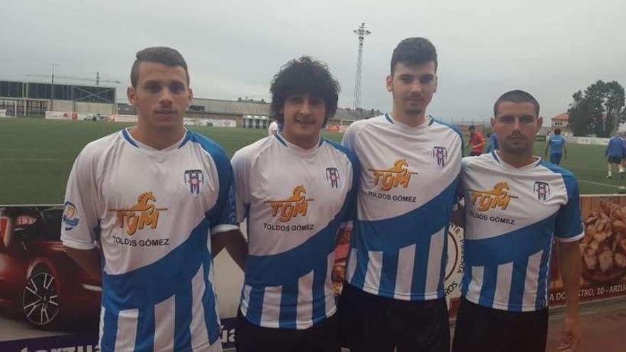 Brais Pedreira e Iker Hurtado (primero y segundo por la izquierda) posan con la camiseta del Arzúa.