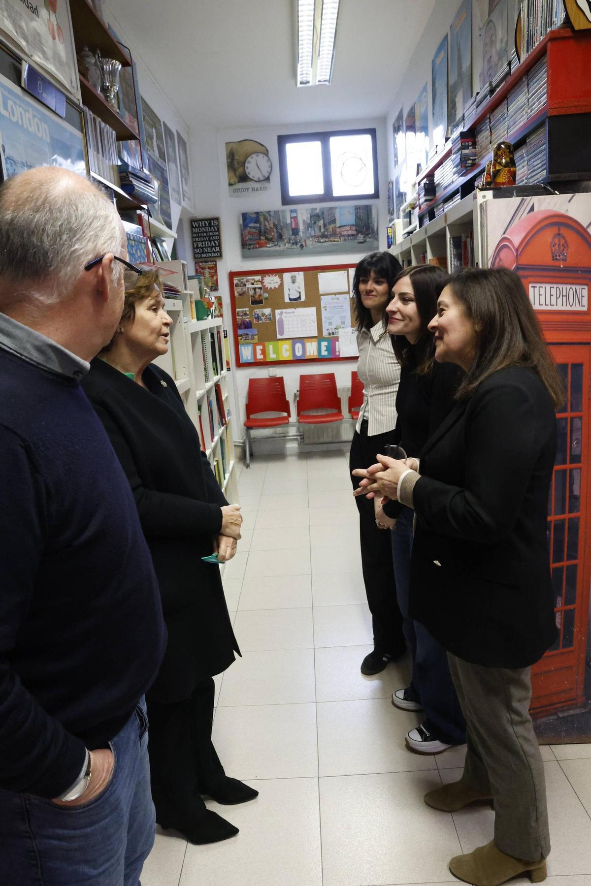 Moriyón visita la academia de inglés de El Llano que ganó un premio nacional por su compromiso con la sostenibilidad en el barrio (en imágenes)