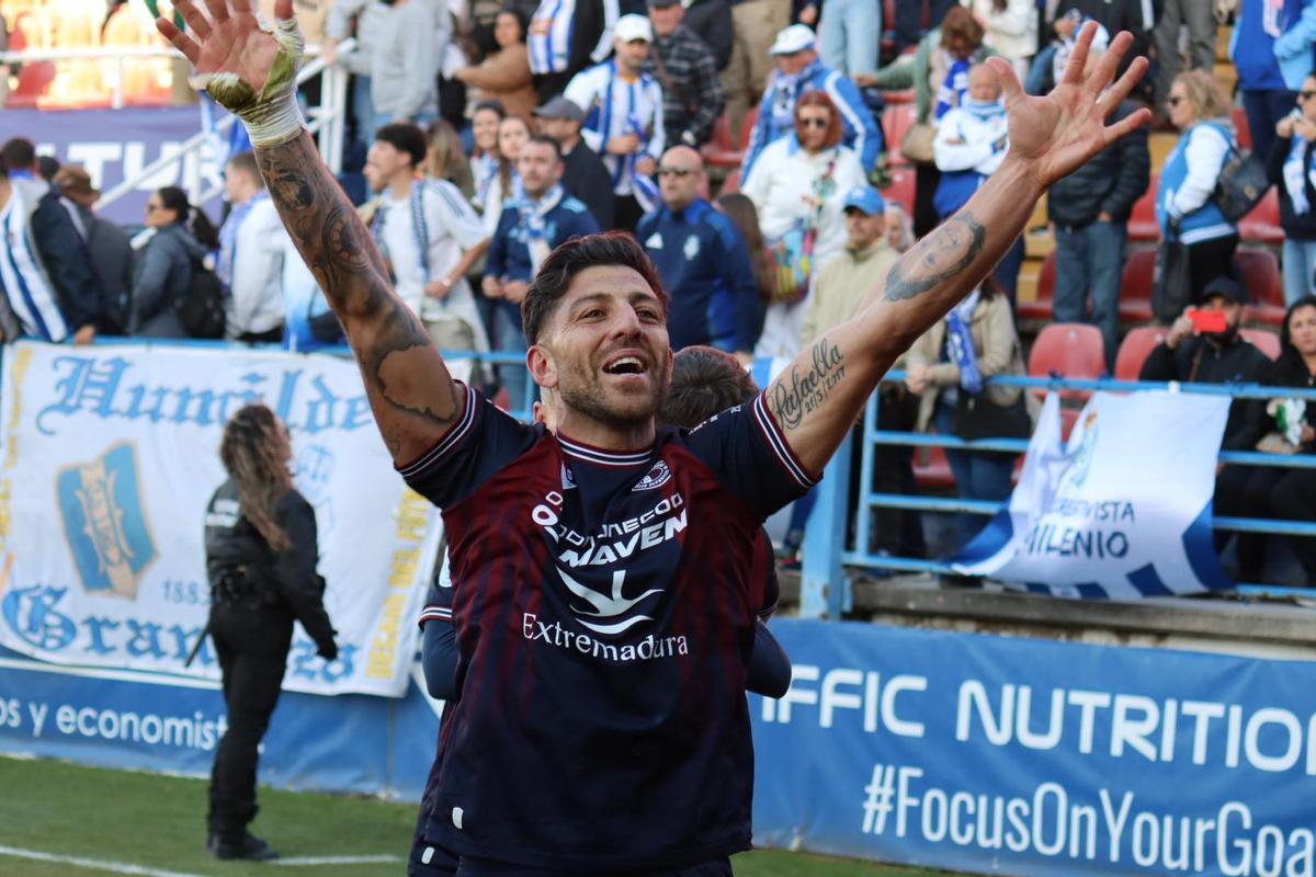 Gio Zarfino celebra el segundo gol épico en el minuto 99 que daba la victoria agónica al Extremadura.